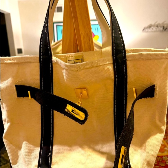 THE BOAT-YARD | a boat & tote story in BLACK - Picture 1 of 11